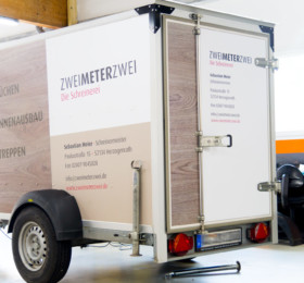 Schreinerei ZweiMeterZwei Firmennanhänger mit Werbung versehen