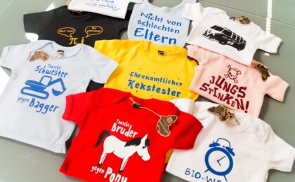 Bedruckte Kindershirts, Babybodies und Lätzchen Bedruckte Kindershirts, Babybodies und Lätzchen