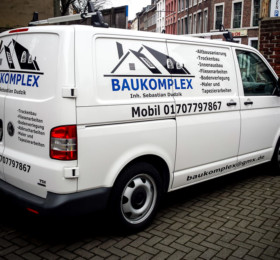 Baukomplex Baustellenfahrzeug Folienbeschriftung auf Firmenwagen