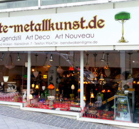 Firmenschild als Fassadenwerbung