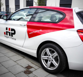 Hegger + Partner Foliertes Firemnfahrzeug mit Logodruck
