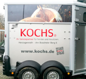 Kochs Fenster & Türen Pferdeanhänger mit Firmenbeschriftung