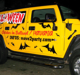 Move2Party HalloweenParty Hummer mit Aktionswerbung beschriftet