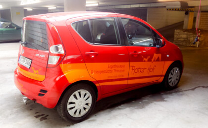 Roter Hof Ergotherapie Folienschnitt auf Firmenwagen